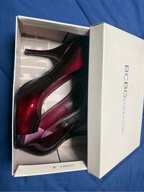 New BCBGeneration Women's Burgundy to Red Ombre Patent Open -Toe Pumps